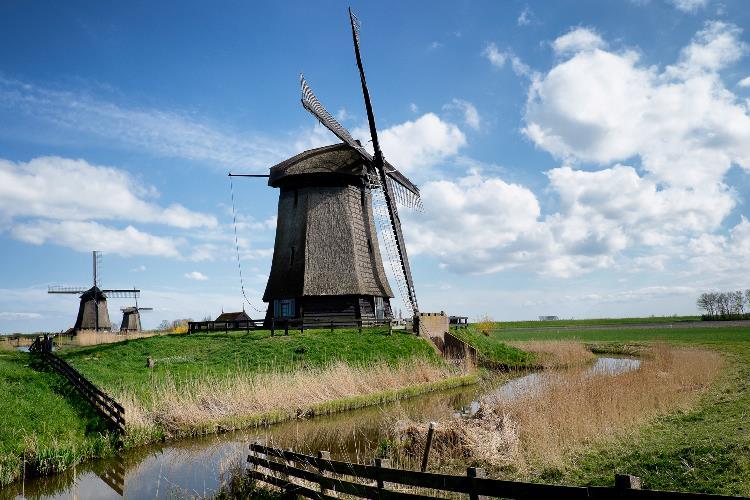 molen schermerhorn met blauwe lucht